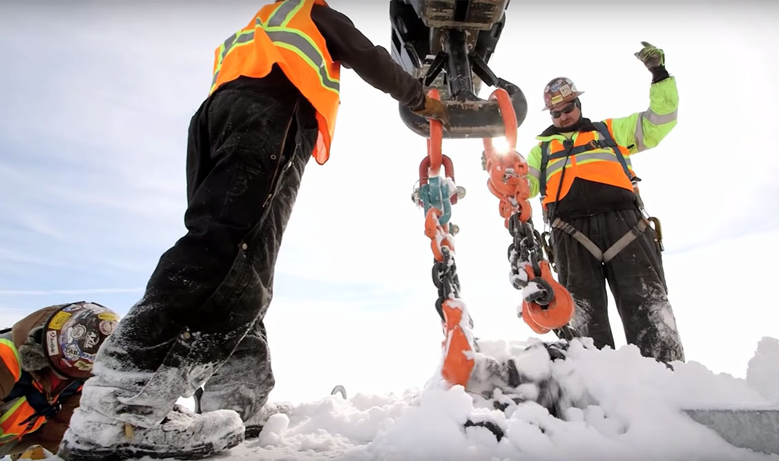 Crane crew working safely