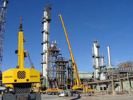 Northwest's LTM 1400 7.1 setting a 115,000lbs Catalyst Tray